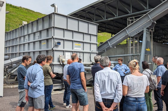 Interessierte konnten sich im Rahmen des Besuchertags in der Vergärungsanlage in Lana ein Bild vom Ablauf des Vergärungsprozesses machen. (Foto: LPA/Vera Brunetti)