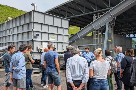 Interessierte konnten sich im Rahmen des Besuchertags in der Vergärungsanlage in Lana ein Bild vom Ablauf des Vergärungsprozesses machen. (Foto: LPA/Vera Brunetti)