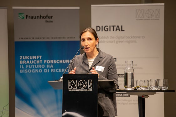 Tanja Mimmo, Prorektorin für Forschung und Innovation der Freien Universität Bozen, unterstrich die Notwendigkeit sich mit der KI auseinanderzusetzen. (Foto: LPA/Bernhard Aichner)