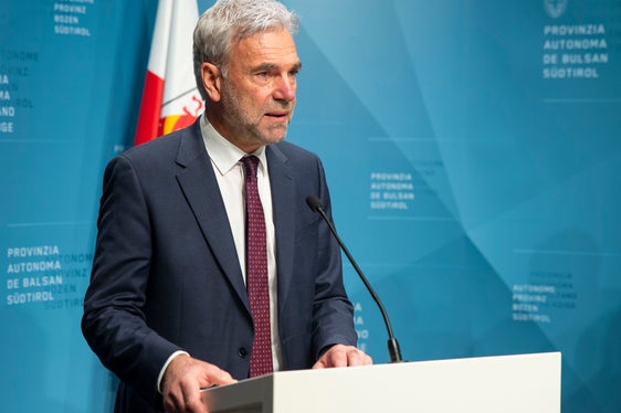 L'assessore provinciale alle foreste, Arnold Schuler, ha dichiarato che la neutralità climatica è un obiettivo che si dovrà raggiungere entro il 2040 anche grazie al mantenimento del benessere delle foreste alpine del nostro territorio (Foto: ASP/Fabio Brucculeri)