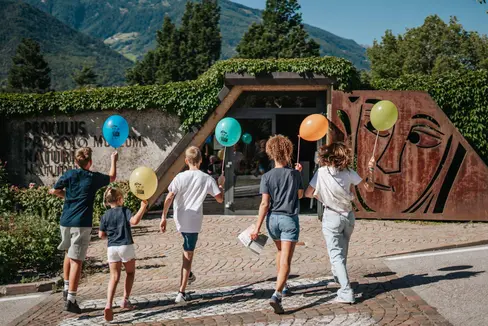 Bei Kinderführungen in der St. Prokulus Kirche in Naturns wird Spaß mit Lernen auf sinnvolle Weise verbunden. (Foto: LPA/Prokulus Museum/Franziska Unterholzner)