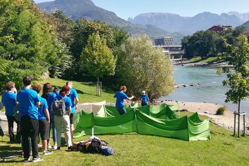 Le tre classi vincitrici del quiz I pesci migrano hanno potuto approfondire il mondo dei pesci al Talvera. Vari esperti hanno fornito loro informazioni tramite tre Info-point allestiti lungo il Talvera. (Foto: ASP/Nadia Franzoi)