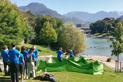 Die Welt der Fische besser kennenlernen konnten die drei Gewinnerklassen des Quiz Fische wandern an der Talfer. Informationen gab es von Experten und an drei Info-Stellen. (Foto: LPA/Nadia Franzoi)