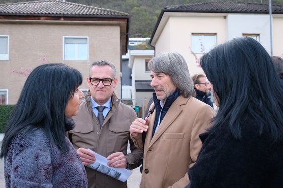 Hochbaulandesrat Christian Bianchi (li) und Gesundheitslandesrat Hubert Messner (re) auf der Baustelle für das neue Gemeinschaftshaus. (Foto: LPA/Gianluca Crocco)