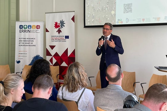 Il presidente Kompatscher presso la sede di Bruxelles della Provincia di Bolzano dove ha avviato il workshop Design e creatività della Rete europea di Regioni per la Ricerca e l'Innovazione (ERRIN) nell'ambito dell'EU - Design Day 2023 (Foto: ASP/Ufficio di Bruxelles)