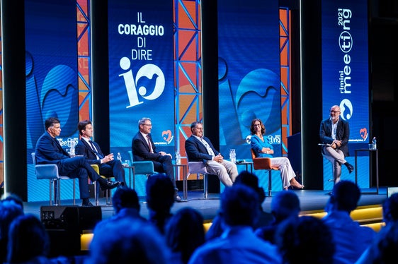 Die Podiumsdiskussion, an der Landeshauptmann Kompatscher (3.v.l.) mit Toti (Präsident Ligurien) und Ministerin Gelmini (3. u. 2. v.r.) teilgenommen hat. (Foto: Meeting Rimini)