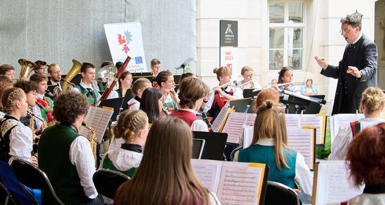 Ein Promenadenkonzert in Innsbruck (im Bild 2023) schließt nach Aufführungen in Riva del Garda und Toblach den Konzertreigen des Euregio-Jugendblasorchesters 2024 ab. (Foto: Wolfgang Alberty)