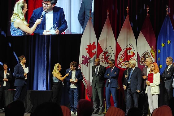 I rappresentanti dell'Artist Club intervistati sul palco di St. Anton am Arlberg dalla conduttrice Karin Gschnitzer. (Foto: ASP)