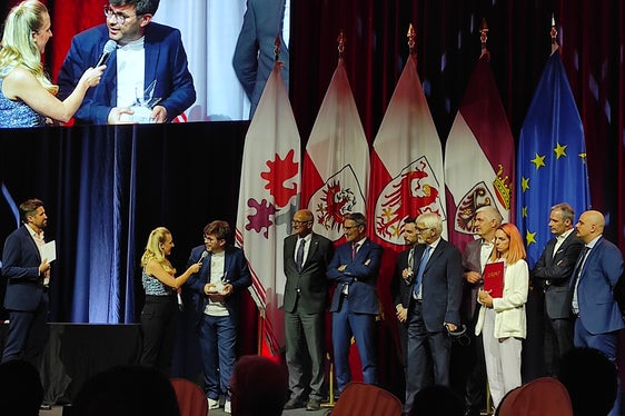 I rappresentanti dell'Artist Club intervistati sul palco di St. Anton am Arlberg dalla conduttrice Karin Gschnitzer. (Foto: ASP)
