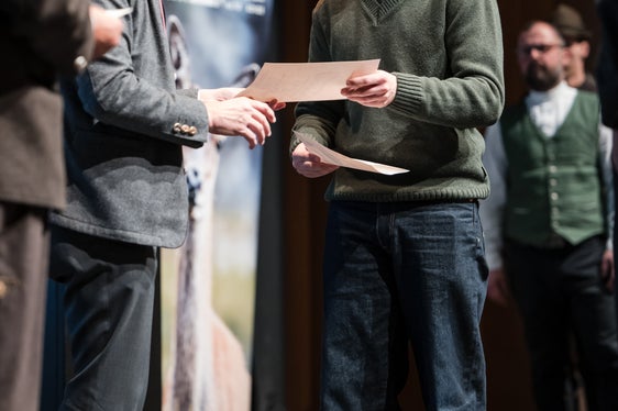 Cerimonia di esame del cacciatore 2025: il certificato è stato consegnato dall'assessore competente Luis Walcher. (Foto:USP/Bernhard Aichner)