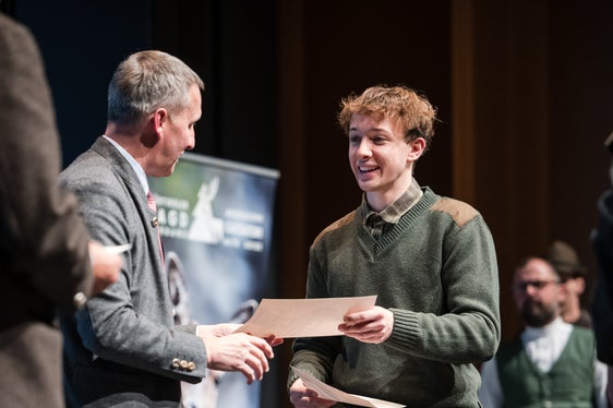 Jägerprüfungsfeier 2025: Urkunde aus der Hand von Forstwirtschaftslandesrat Luis Walcher entgegengenommen. (Foto: LPA/Bernhard Aichner)