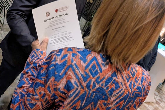 32 Absolventinnen und Absolventen des Kräuterkurses haben am 15. Oktober aus der Hand von Fachschuldirektor Paul Mair ihr Zertifikat der beruflichen Qualifikation erhalten. (Foto: LPA/Fachschule Laimburg)