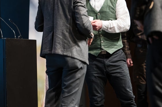 Gratulation zur bestandenen Jägerprüfung: Forstwirtschaftslandesrat Luis Walcher überreichte die Urkunden. (Foto: LPA/Bernhard Aichner)