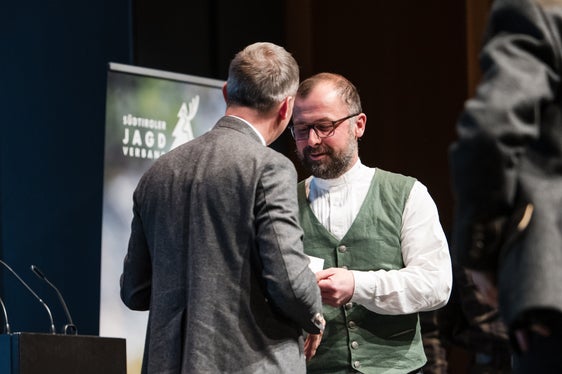 Gratulation zur bestandenen Jägerprüfung: Forstwirtschaftslandesrat Luis Walcher überreichte die Urkunden. (Foto: LPA/Bernhard Aichner)