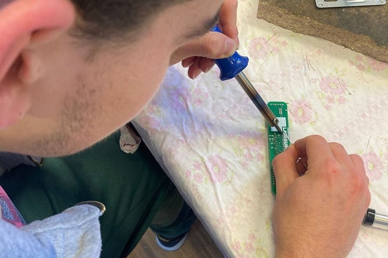 Per avvicinare i giovani a queste tecnologie del futuro sin dalle prime fasi della loro formazione, la quarta classe di frutticoltura e viticoltura della Scuola professionale Laimburg ha realizzato un progetto particolarmente pratico e interdisciplinare: ogni studente ha costruito un sensore antigelo. (Foto: USP/Scuola professionale Laimburg)