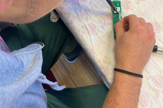 Per avvicinare i giovani a queste tecnologie del futuro sin dalle prime fasi della loro formazione, la quarta classe di frutticoltura e viticoltura della Scuola professionale Laimburg ha realizzato un progetto particolarmente pratico e interdisciplinare: ogni studente ha costruito un sensore antigelo. (Foto: USP/Scuola professionale Laimburg)