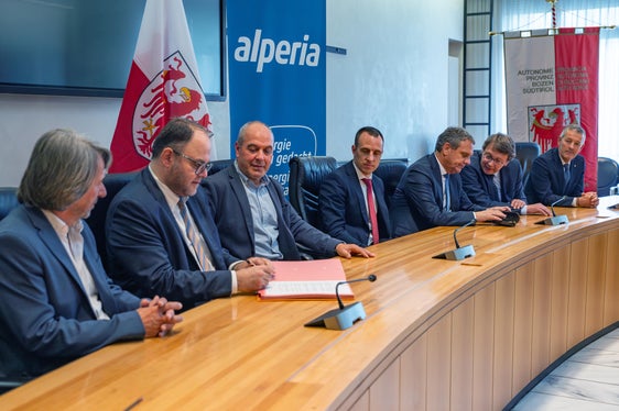 Nach der Unterzeichnung des Abkommens Land Südtirol-Alperia war es an Christian Kofler (2.v.l.), Generaldirektor des Südtiroler Sanitätsbetriebs, die Vereinbarung zwischen Land und Südtiroler Sanitätsbetrieb zu unterzeichnen. (Foto: LPA/Greta Stuefer)