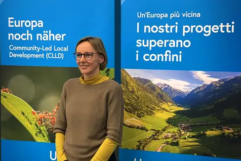 Da vari fondi dell'Unione Europea arrivano molte sovvenzioni ai Paesi membri. Attualmente è in corso un bando per progetti transfrontalieri nell'ambito del Programma UE Interreg Italia-Austria VI-A 2021-2027 - saranno distribuiti 18 milioni di euro. Nella foto l'assessora all'Europa, Magdalena Amhof. (Foto: ASP/Ripartizione Europa)