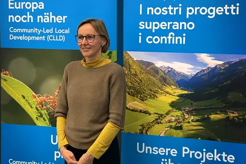 Da vari fondi dell'Unione Europea arrivano molte sovvenzioni ai Paesi membri. Attualmente è in corso un bando per progetti transfrontalieri nell'ambito del Programma UE Interreg Italia-Austria VI-A 2021-2027 - saranno distribuiti 18 milioni di euro. Nella foto l'assessora all'Europa, Magdalena Amhof. (Foto: ASP/Ripartizione Europa)