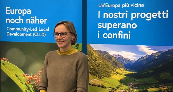 Landesrätin Magdalena Amhof zum laufenen Aufruf, grenzüberschreitende Projekte im Rahmen von Interreg VI-A Italien-Österreich einzureichen: Diese Möglichkeit zur Zusammenarbeit ist eine wertvolle Chance, gemeinsame Antworten dies- und jenseits des Brenners zu finden. (Foto: LPA/Abteilung Europa)