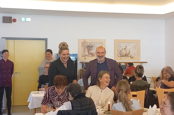 Tisner und Landecker Kollegien im Schulrestaurant: Im Zentrum stehend Heidemarie Holzknecht, Direktorin der Fachschule für ländliches Betriebs- und Haushaltsmanagement Landeck-Perjen, und Martin Unterer, Direktor der Fachschulen Haslach, Neumarkt und Tisens; dahinter stehend von links Carina Schuler, Lehrerin für Englisch und Küche an der Fachschule Landeck, und Monika Braunhofer, Lehrerin für Biologie und Gartenbau an der Fachschule Tisens. (Foto: LPA/Fachschule für ländliches Betriebs- und Haushaltsmanagement Landeck-Perjen)