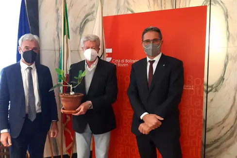 Bei der Übergabe: (v.l.) LR Schuler, BM Caramaschi, LH Kompatscher mit der kleinen Pflanze, Symbol für den Kampf gegen Mafia und Umweltverbrechen. (Foto: Gemeinde Bozen)