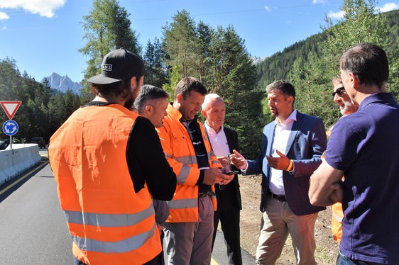 Sopralluogo e colloquio all'ingresso all'ingresso della Valle di Braies, dove dal 10 luglio entrerà in funzione in primo sistema di contingentamento del traffico motorizzato su una strada provinciale: da sinistra il tecnico Manuel Lechner, il segretario particolare Ingo Dejaco, il direttore della Ripartizione Strade Philipp Sicher, il sindaco Friedrich Mittermair, l'assessore Daniel Alfreider, il capo cantiere Hansjörg Jocher e il vicesindaco Thomas Lechner. (Foto: LPA/Angelika Schrott)