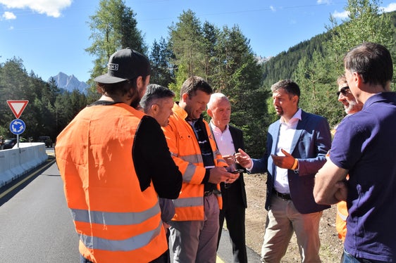 Lokalaugenschein und Besprechung am Eingang des Pragser Tals, wo am 10. Juli die erste das erste digitale automatisierte Kontingentierungsystem für motorisierte Fahrzeuge auf einer Landesstraße startet: (v.l.) Techniker Manuel Lechner, persönlicher Referent Ingo Dejaco, Straßendienstabteilungsdirektor Philipp Sicher, BM Friedrich Mittermair, LR Daniel Alfreider, Bauleiter Hansjörg Jocher und Vizebürgermeister Thomas Lechner. (Foto: LPA/Angelika Schrott)
