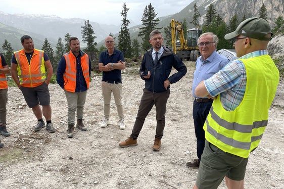 Wie die Sicherungsarbeiten an der Landesstraße auf den Valparola-Pass abgewickelt werden, hat Mobilitäts- und Infrastrukturenlandesrat Daniel Alfreider mit den Technikern und Arbeitern im Sommer auf der Baustelle bei Armentarola besprochen. (Foto: LPA/Gnews)