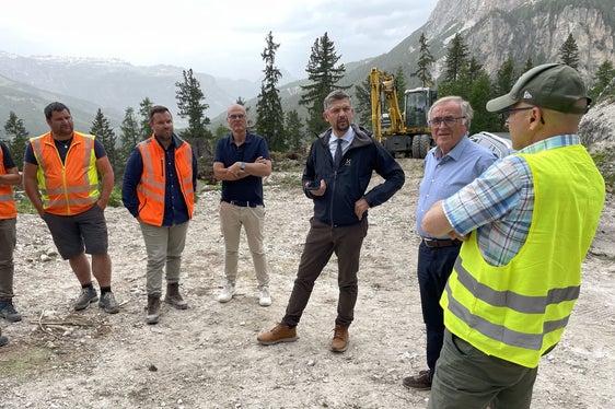 Daniel Alfreider, assessore provinciale alla Mobilità e alle Infrastrutture, ha discusso con i tecnici e gli operai del cantiere nei pressi di Armentarola le modalità di esecuzione dei lavori di messa in sicurezza. (Foto: USP/Gnews)