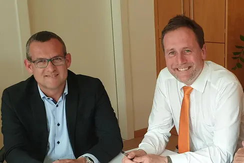 Su intervento dell'assessore Massimo Bessone (a dx), qui con il sindaco di Laives Christian Bianchi La Giunta autorizza le modifiche tecniche necessarie alla realizzazione dell’anello ciclabile per la Scuola provinciale di ciclismo a Laives. (Foto: ASP/ Anna Pitarelli)