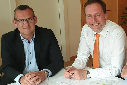 Landesrat Bessone (r.), im Bild mit dem Bürgermeister von Leifers, Christian Bianchi: Der Fahrradring soll ein Bezugspunkt für die Radsportjugend des ganzen Landes werden. (Foto: LPA/Anna Pitarelli)