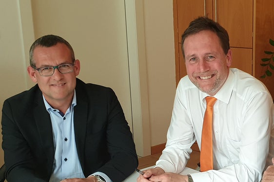 Su intervento dell'assessore Massimo Bessone (a dx), qui con il sindaco di Laives Christian Bianchi La Giunta autorizza le modifiche tecniche necessarie alla realizzazione dell’anello ciclabile per la Scuola provinciale di ciclismo a Laives. (Foto: ASP/ Anna Pitarelli)