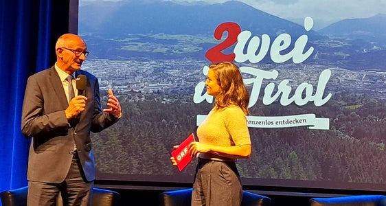 Il presidente dell’Euregio e capitano del Tirolo Anton Mattle in conversazione con la conduttrice Daniela Schmiderer: Il programma '2 in Tirol' esplora la diversità della nostra Euregio in modo avvincente e divertente. (Foto: Euregio/Guido Steinegger)