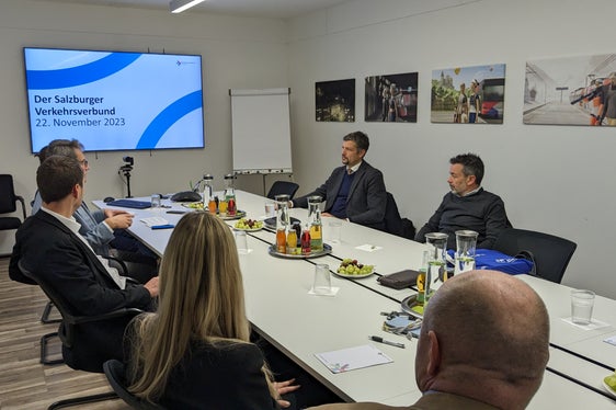 Arbeitstreffen zum öffentlichen Nahverkehr in Salzburg: Mobilitätslandesrat Daniel Alfreider (2.v.r.) und Sta-Direktor Joachim Dejaco (1.v.r.) mit Vertretern des Salzburger Verkehrsverbunds. (Foto: LPA/Ingo Dejaco)