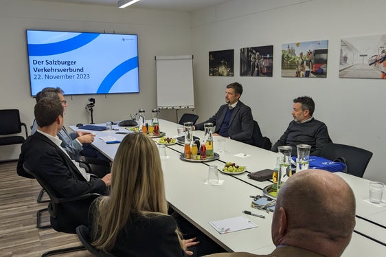 Arbeitstreffen zum öffentlichen Nahverkehr in Salzburg: Mobilitätslandesrat Daniel Alfreider (2.v.r.) und Sta-Direktor Joachim Dejaco (1.v.r.) mit Vertretern des Salzburger Verkehrsverbunds. (Foto: LPA/Ingo Dejaco)