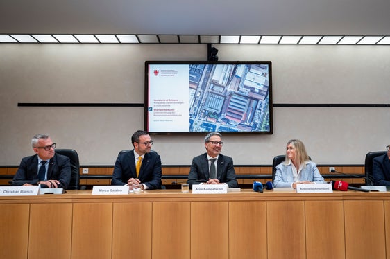 Haben im Vorfeld an der Konzessionserneuerung intensiv gearbeitet: (v.l.) Landesrat Christian Bianchi, Landesrat Marco Galateo, Landeshauptmann Arno Kompatscher, Valbruna-Geschäftsführerin Antonoella Amenduni Gresele und Generalsekretär Eros Magnago. (Foto: Foto: LPA/Fabio Brucculeri)