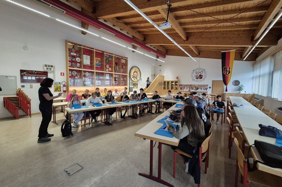 Worauf weisen Gefahrenzonenpläne hin? Was ist im Falle eines Hochwassers zu tun? Das hat Doris Niederjaufner vom Landesamt für Zivilschutz in der Agentur für Bevölkerungsschutz den Teilnehmerinnen und Teilnehmern am Schul-Camp Auch in bin der Zivilschutz in Dietenheim bei Bruneck erklärt. (Foto: LPA/Landeswarnzentrum in der Agentur für Bevölkerungsschutz/Ilaria Folie)