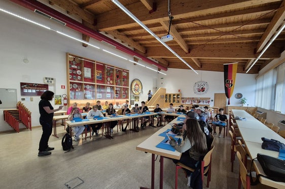 Cosa indicano i Piani delle zone di pericolo? Cosa fare in caso di alluvione? Doris Niederjaufner dell'Ufficio Protezione civile ha fornito queste informazioni ai partecipanti al campo scuola “Anche io sono la Protezione civile” a Teodone. (Foto: USP/Centro funzionale provinciale/Ilaria Folie)