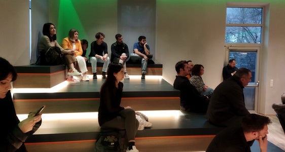 Numerosi i giovani presenti alla serata di riapertura del Centro giovanile Connection di Bressanone (Foto: ASP)