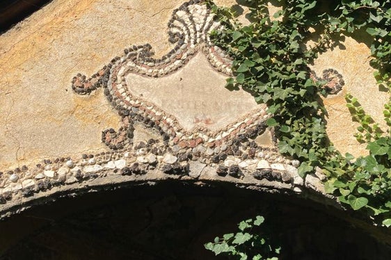 L'ingresso della casetta barocca del Giardino dei Cappuccini di Schlanders è decorato con pietre di tufo, conchiglie e lumache. (Foto: ASP/Soprintendenza provinciale ai beni culturali)