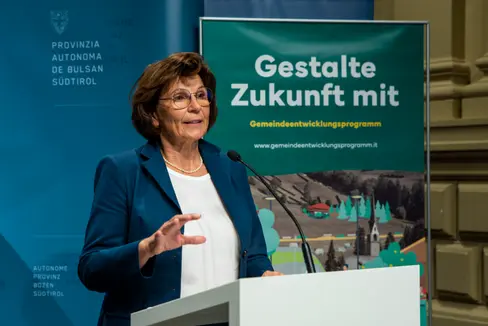 L'assessora provinciale Maria Hochgruber Kuenzer ha presentato la campagna informativa Progettiamo insieme il futuro. Insieme nascono le idee migliori. Vorremmo invitare le persone a partecipare alla riflessione, alla discussione, alla formazione e all'assunzione di responsabilità all'Interno dei propri Comuni, ha rimarcato l'assessora Hochgruber Kuenzer (Foto: ASP/Fabio Brucculeri)