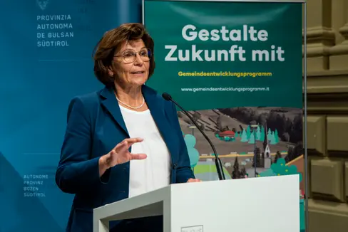 Landesrätin Maria Hochgruber Kuenzer stellte die Info-Kampagne Gestalte Zukunft mit vor: Gemeinsam entstehen die besten Ideen. Daher möchten wir die Bürgerinnen und Bürger dazu einladen, mitzudenken, mitzugestalten und Verantwortung für ihre Gemeinde zu übernehmen. (Foto: LPA/Fabio Brucculeri)