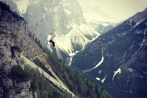 Gefahr für die Luftfahrt: Slacklines in großer Höhe sind zu melden, auch wenn sie nur kurzfristig aufgehängt werden. (Foto: Moritz Happacher)