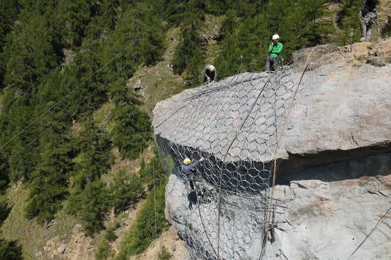 Vorbereitungsarbeiten für die Sprengung: Am Kastenknottn im Gemeindegebiet von Kastelbell-Tschars wird der Felsvorsprung mit einem Gesamtvolumen von 900 Kubikmetern gesichert. (Foto: LPA)