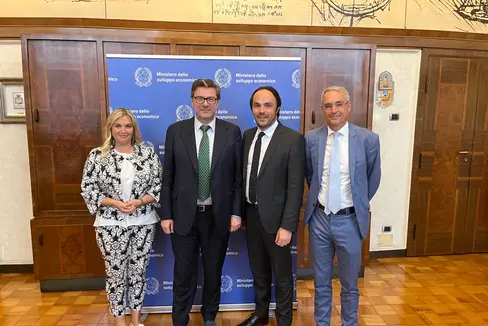 L’assessore provinciale Philipp Achammer (terzo da sinistra) a Roma all’incontro con il ministro allo Sviluppo economico Giancarlo Giorgetti (secondo da sinistra) assieme alla deputata altoatesina Renate Gebhard e al senatore altoatesino Dieter Steger. (Foto: ASP/René Ploner)