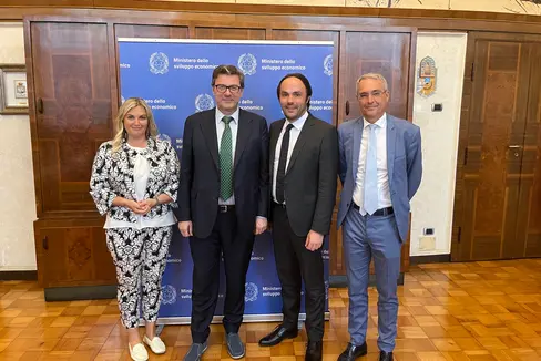 L’assessore provinciale Philipp Achammer (terzo da sinistra) a Roma all’incontro con il ministro allo Sviluppo economico Giancarlo Giorgetti (secondo da sinistra) assieme alla deputata altoatesina Renate Gebhard e al senatore altoatesino Dieter Steger. (Foto: ASP/René Ploner)