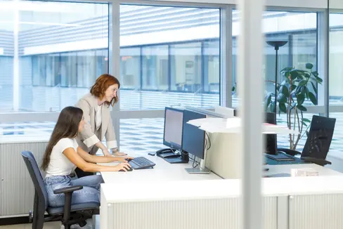 Die neuen Verwaltungssachbearbeiterinnen und -sachbearbeiter sowie Arbeitsvermittlerinnen und -vermittler werden künftig Ämter, Schulsekretariate sowie Arbeitssuchende tatkräftig unterstützen. (Foto: LPA/Tiberio Sorvillo)