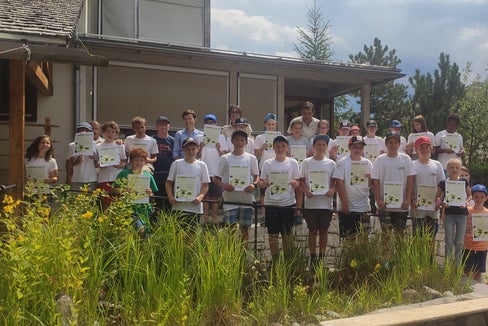 30 frischgebackene Naturpark Junior Ranger erhielten beim Naturparkhaus Trudner Horn ihr Diplom. (Foto: LPA/Landesamt für Natur)