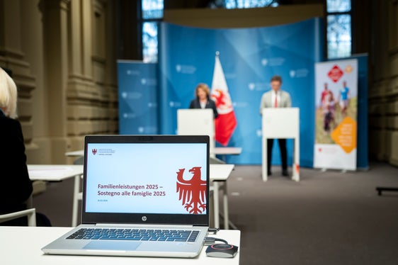 Mit 1. Jänner wurde die ISEE-Einkommensgrenze für den Bezug des Landeskindergeldes mit 1. Jänner von 40.000 auf 46.000 Euro angehoben und eine zusätzliche Einkommensklasse zwischen 15.000 und 30.000 Euro eingeführt. (Foto: LPA/Fabio Brucculeri)